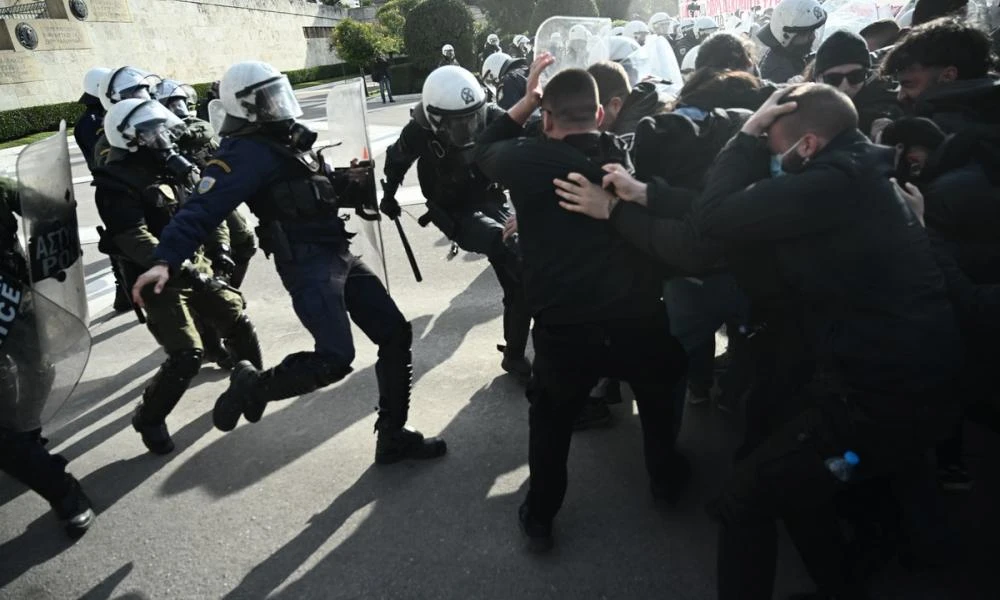 Επεισόδεια έξω από τη Βουλή, χημικά και συμπλοκές ανάμεσα σε φοιτητές και ΜΑΤ (βίντεο)